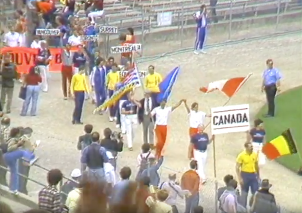 Les Canadiens entrent au stade Kezar lors du défilé des athlètes pour les cérémonies d'ouverture des Jeux gais de 1982 I.
