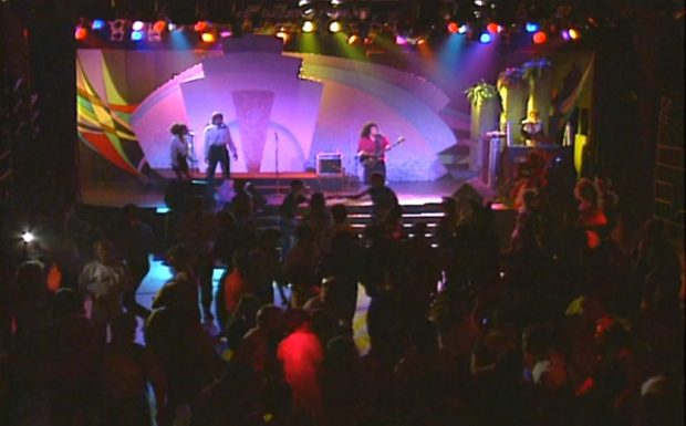 Le Phantasia! La foule danse pour une performance musicale du groupe Two Way (Linda Lujan, Ricky Mann avec les invités spéciaux Joy Greenspoon et Bruce Tilden) au Commodore Ballroom.
