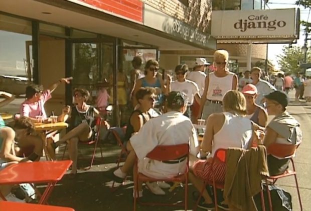  Les athlètes LGBTQ2S + internationaux et locaux se mêlent ouvertement dans un café de la rue à Vancouver.