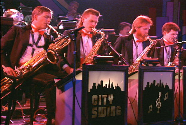  Quatre musiciens de la section des cuivres du groupe de big band de 18 musiciens, City Swing Band, à Swing '90 au Commodore Ballroom, le 6 août 1990.