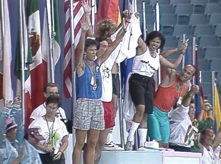 Les athlètes gambadent et posent au sommet d'un podium à plusieurs niveaux lors des cérémonies de clôture organisées pour des séances de photo de dernière minute lors des cérémonies de clôture.