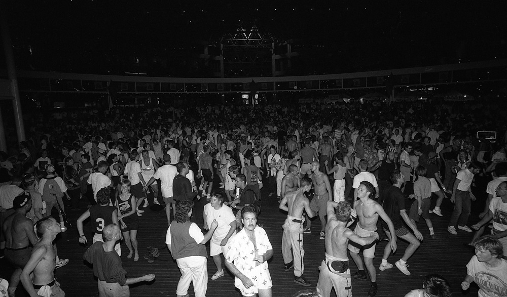  Une soirée disco bondée au Plaza of Nations du Celebration Centre.