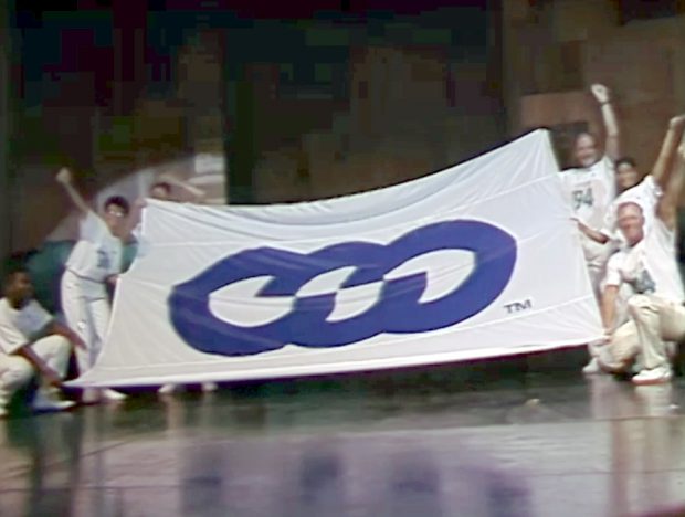 Le drapeau des Jeux gais pour Jeux gais IV est brandi par l'équipe gagnante.