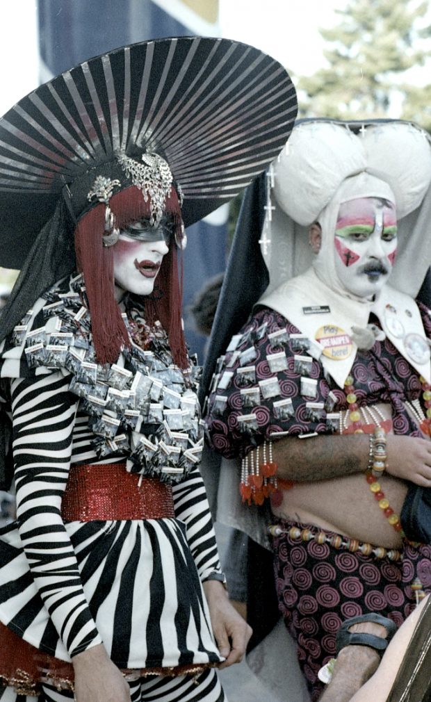   Deux 'religieuses' minutieusement costumées de l'ordre originaire des Sœurs de l'Indulgence perpétuelle (créé en 1979) de San Francisco.