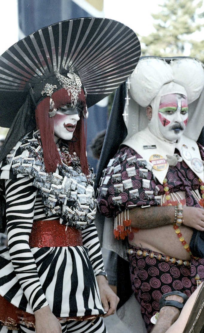   Deux 'religieuses' minutieusement costumées de l'ordre originaire des Sœurs de l'Indulgence perpétuelle (créé en 1979) de San Francisco.