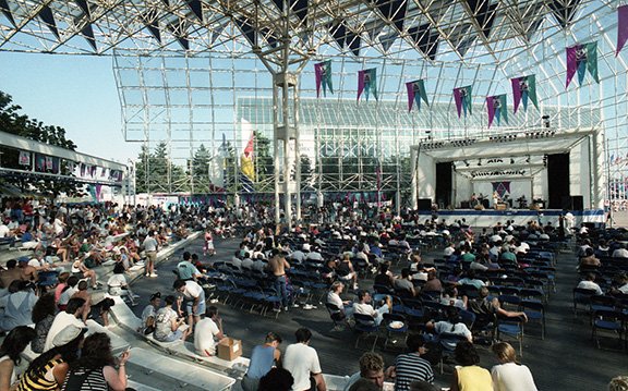  Une vue grand angle de la foule et de la Plaza de Nations en plein air, y compris la Stage Plaza.