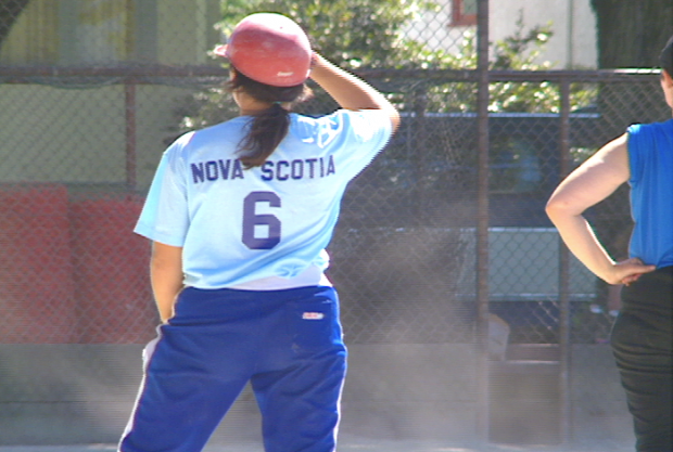  Une joueuse de softball de l'équipe de la Nouvelle-Écosse.