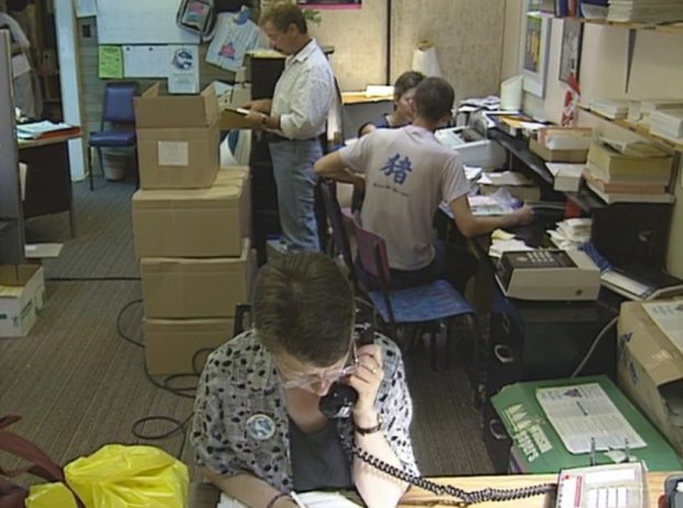  Quatre bénévoles et employés occupés à travailler dans un bureau de Celebration '90 bondé à Enterprise Hall la veille de l'ouverture des inscriptions. Dans un bureau de Celebration '90 bondé à Enterprise Center la veille de l'ouverture des inscriptions.