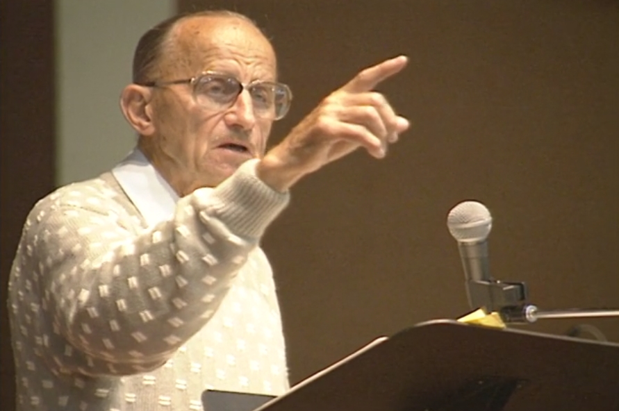  Le pasteur Robert Birch prêchant un sermon à la Burnaby Christian Fellowship Church.