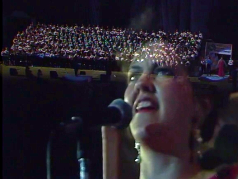 Dayle Tomson chante 'Fier! Fiers!' lors des cérémonies d'ouverture.
