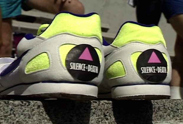 Des chaussures de course avec des autocollants 'Silence = Death' sur leurs talons dans les gradins du Swanguard Stadium, Burnaby.