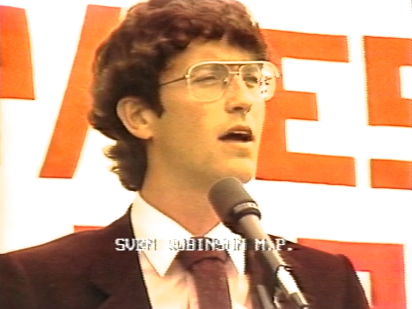 Le député, Svend Robinson, s'adresse à la foule lors du défilé de la fierté gay / lesbienne de Vancouver en 1983 à l'appui des Jeux gais pour la ville.