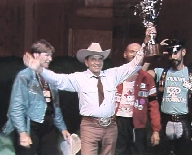  Sarah Lewinstein, lauréate du prix Tom Waddell et cofondatrice des Gay Games Paul Mart, Brent Nicholson Earle et Robert Neyts, le Vancouverite qui a conçu le prix et recueilli les fonds pour le trophée Dr. Tom Waddell. Sur scène à Celebration '90 Cérémonies de clôture à B.C. Place Stadium, 11 août 1990.