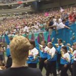 La foule accueille les athlètes
