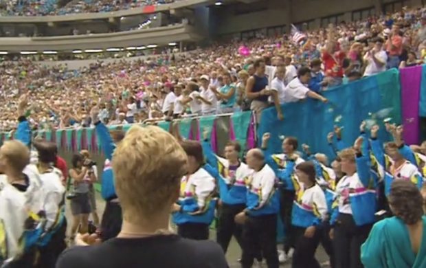 La foule accueille avec enthousiasme les athlètes lors du défilé à la Colombie-Britannique. Place Stadium.