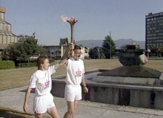 Les porteurs du flambeau Penny O’Neil et Kent Knutsen commencent leur course vers la Colombie-Britannique. Place du stade de la flamme de la paix, Seaforth Park.