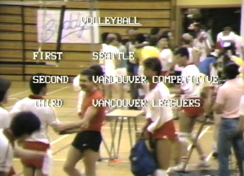  Les résultats du tournoi de volleyball VGSG sont diffusés sur une image vidéo du tournoi.