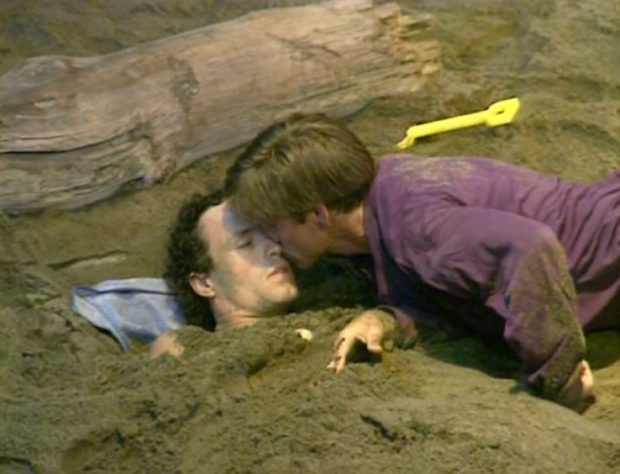 Les acteurs Weston McMillan et Steven Hilton partagent un baiser sur la plage dans Warm Wind en Chine, par le dramaturge canadien Kent Stetson.