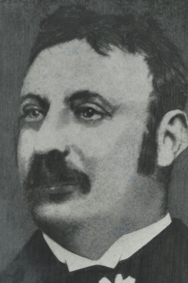 Un croquis noir et blanc détaillé datant de la fin du 19e siècle d’un homme portant une courte moustache et vêtu d’un habit, John E. Moss.