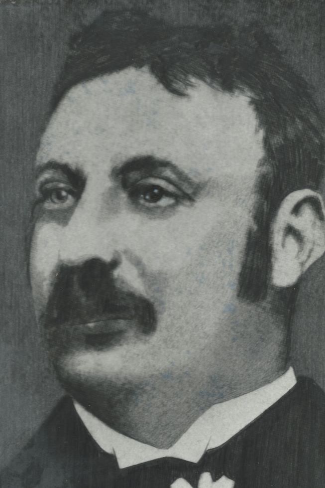 Un croquis noir et blanc détaillé datant de la fin du 19e siècle d’un homme portant une courte moustache et vêtu d’un habit, John E. Moss.