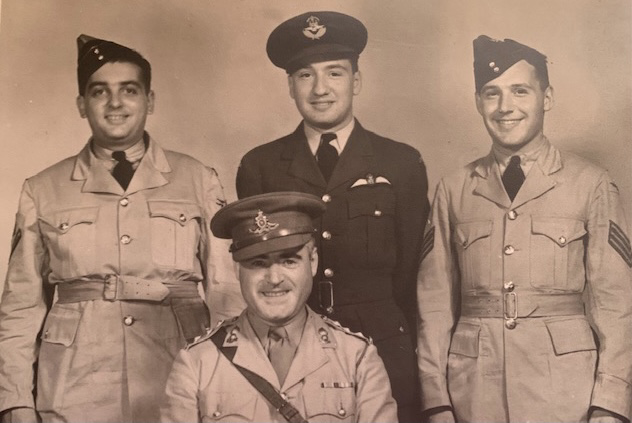 Un groupe de quatre hommes portant des uniformes militaires de la Première Guerre mondiale et de la Seconde Guerre mondiale.