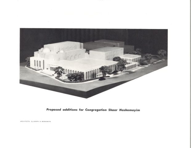 Un modèle architectural montrant les ajouts de section proposés à l’édifice de la synagogue.