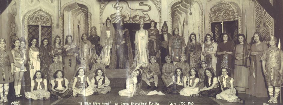 Une photographie en noir et blanc d'un groupe d'enfants costumés pour une pièce de théâtre.