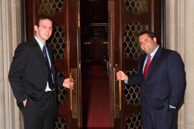 Le rabbin Adam Scheier & le chantre Gideon Zelermyer prennent la pose à l’extérieur des portes du sanctuaire principal de la Shaar Hashomayim.