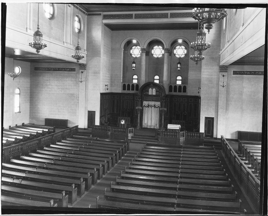 Une photographie en noir et blanc de l’intérieur du nouvel édifice de la Congrégation Shaar Hashomayim à Westmount en 1927.