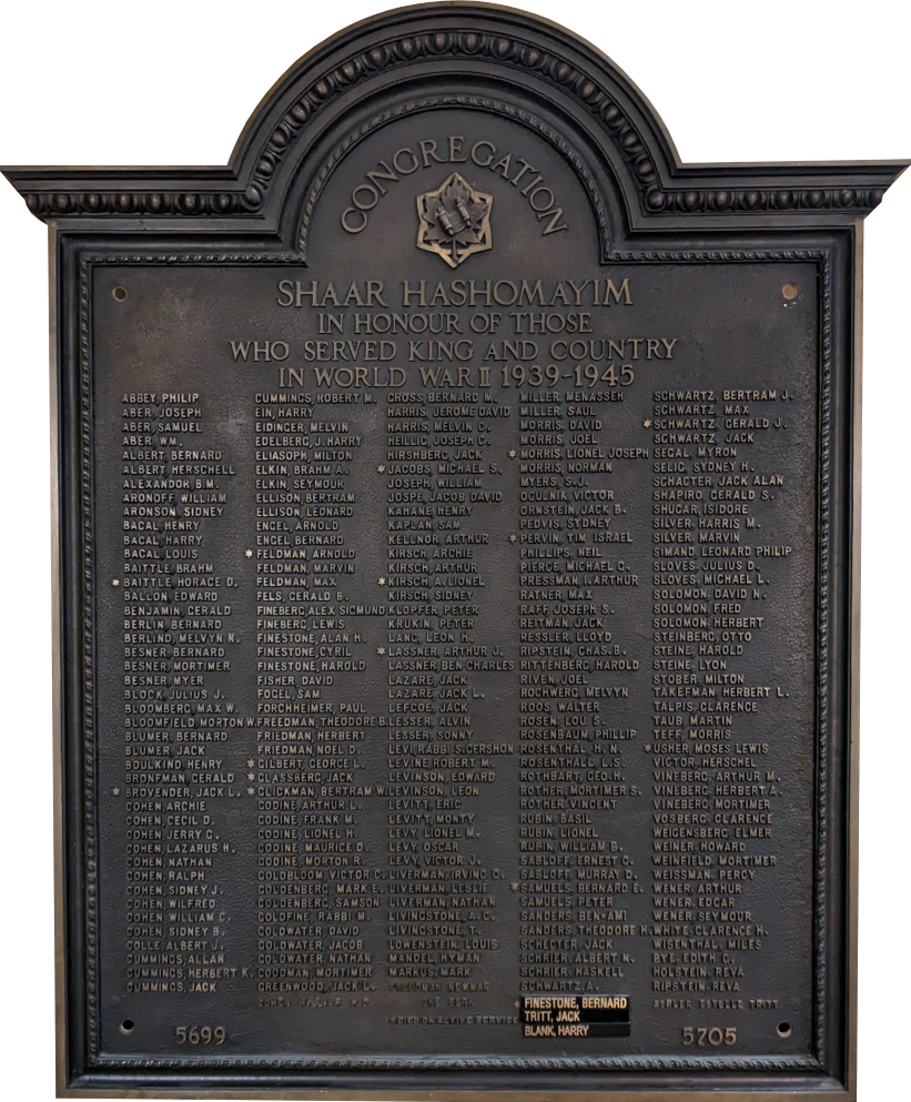 Une plaque mémorielle de bronze montrant les noms des hommes et des femmes de la congrégation Shaar Hashomayim qui ont servi durant la Seconde Guerre mondiale. Les noms de ceux qui sont morts au combat sont identifiés par une étoile. La plaque est inscrit en anglais.
