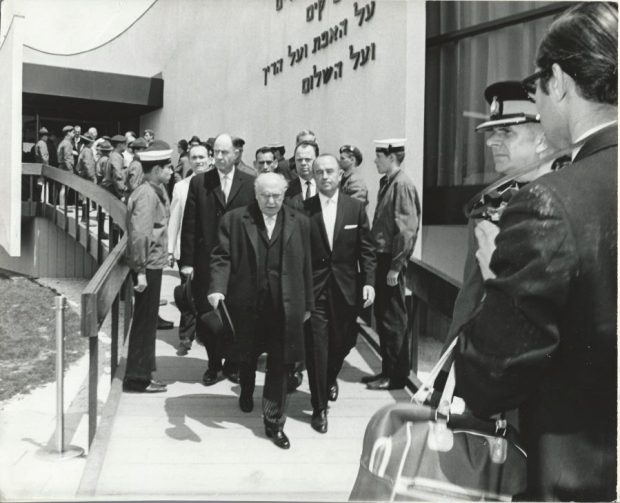 Une photographie en noir et blanc d’un groupe d’hommes descendant une rampe en sortant du Pavillon du judaïsme à Expo 67.