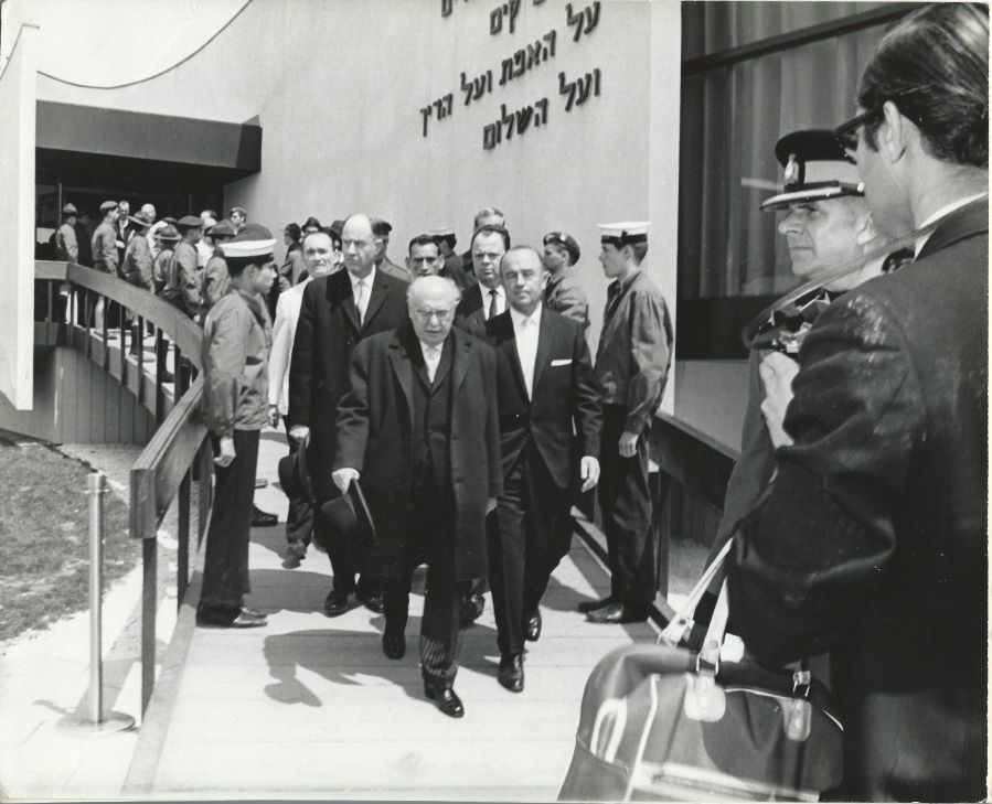 Une photographie en noir et blanc d’un groupe d’hommes descendant une rampe en sortant du Pavillon du judaïsme à Expo 67.