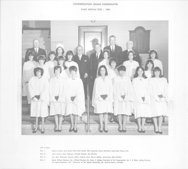 Un groupe d’adolescentes portant des vêtements cérémoniels blancs qui prennent la pose avec leurs enseignants.