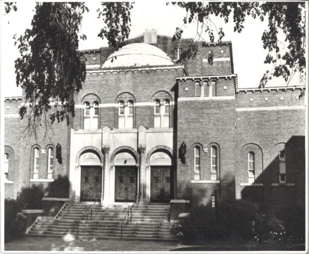 Une photographie en noir et blanc de l’extérieur du nouvel édifice de la Congrégation Shaar Hashomayim à Westmount dans les années 1920.