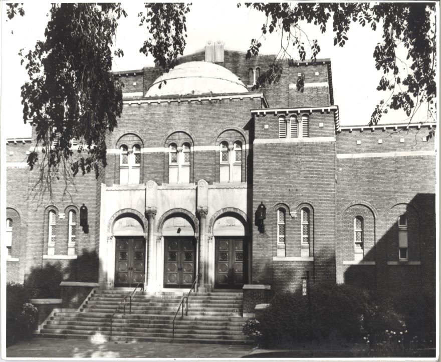 Une photographie en noir et blanc de l’extérieur du nouvel édifice de la Congrégation Shaar Hashomayim à Westmount dans les années 1920.