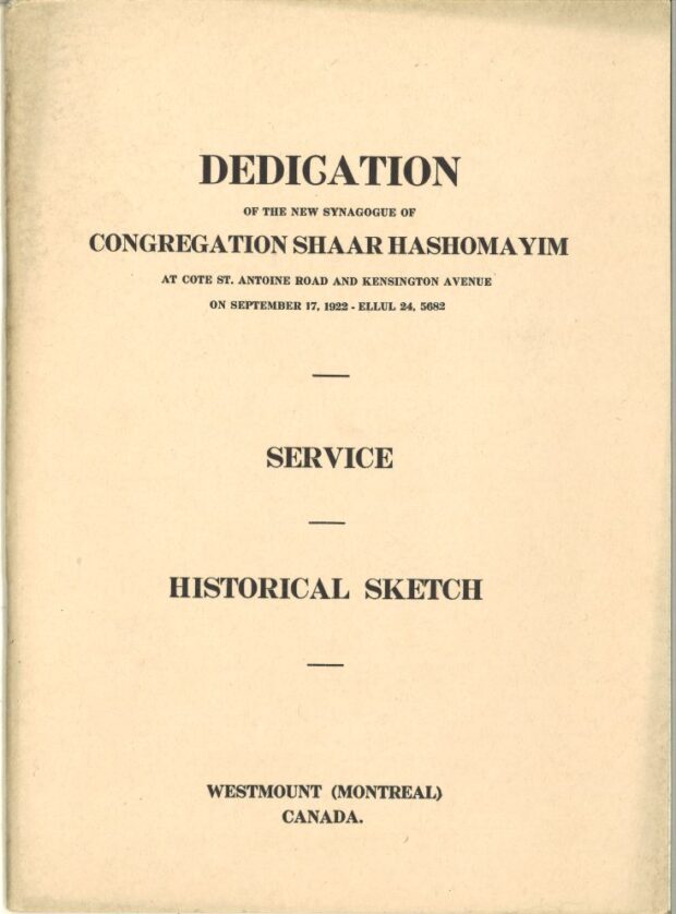 Un livret beige avec écriture noire, la couverture du livret de service pour la dédicace de l'édifice Shaar Hashomayim à Westmount. Le document est écrit en anglais.