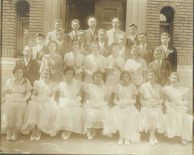Une photographie en noir et blanc de la classe de diplômés en hébreu datant des années 1930.