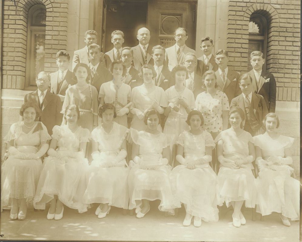 Une photographie en noir et blanc de la classe de diplômés en hébreu datant des années 1930.