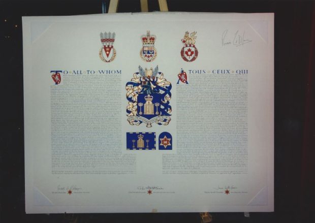 Une affiche présente la remise officielle d’armoiries à la Congrégation Shaar Hashomayim.
