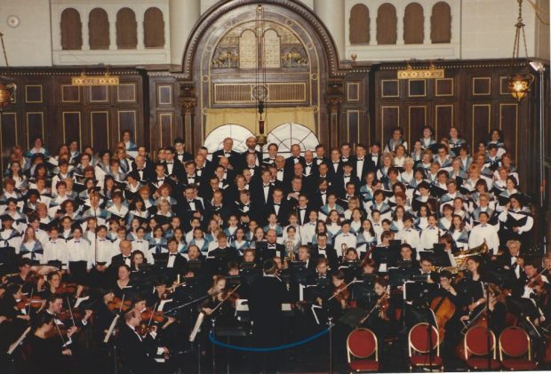 Un groupe de musiciens amorce un concert dans une synagogue.