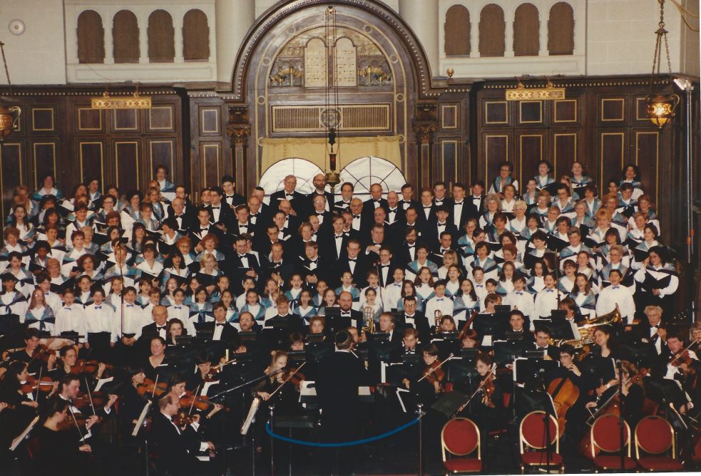 Un groupe de musiciens amorce un concert dans une synagogue.