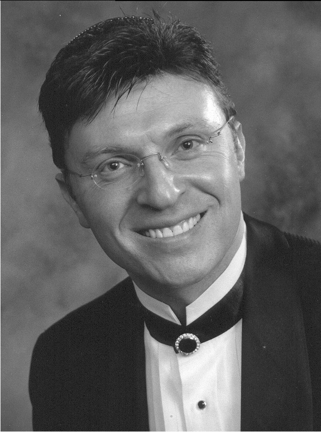 Un portrait en noir et blanc de Stephen Glass vêtu d’un habit formel.