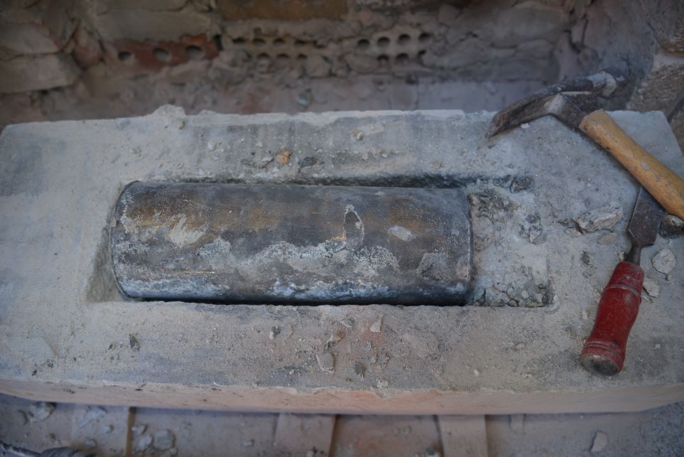 Une capsule temporelle dans un cylindre de laiton inséré dans un fragment de pierre.