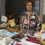 Suzanne Lemay-Robitaille derrière le kiosque des sacs à collation et des sacs à vrac