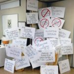 Pancartes représentant différentes revendications des Cercles de Fermières