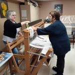 Deux Fermières montent un métier à tisser