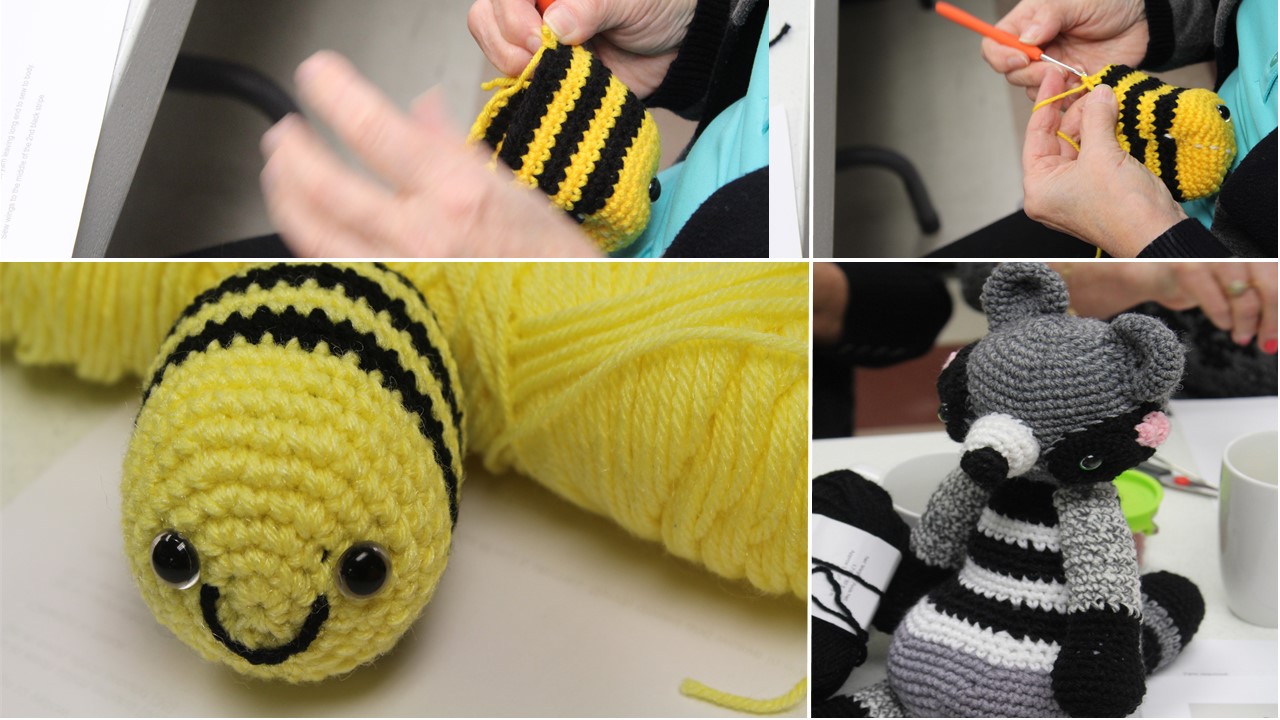 Montage de quatre photos. Les deux premières montrent les mains d’une femme utilisant son crochet pour fabriquer le corps d’une petite abeille. Sur la troisième image se trouvent un corps d’abeille complet et une pelote de laine jaune. Sur la dernière photo, un raton laveur au chandail rayé créé au crochet est déposé sur une table. 