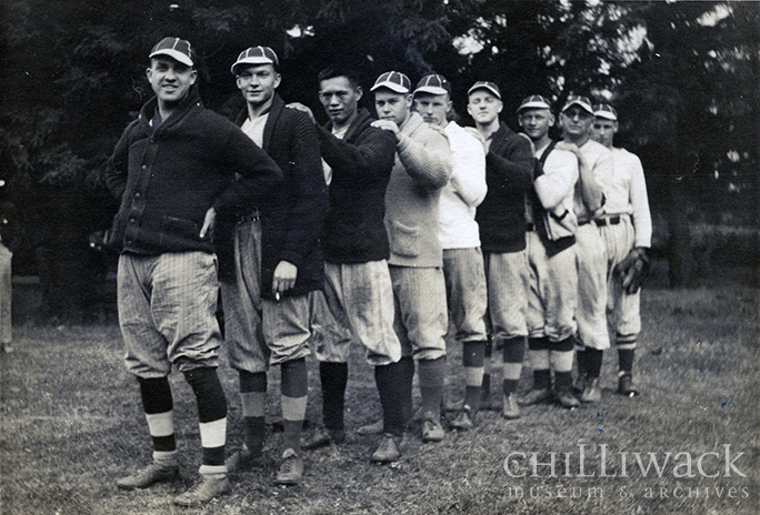 Groupe de neuf membres de l’équipe de base-ball de Chilliwack debout sur une rangée 