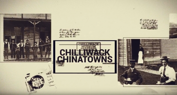 Plan fixe en noir et blanc avec, en encadré, la mention ‘Les quartiers chinois de Chilliwack’ et deux photographies à gauche et à droite de l’encadré 