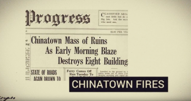 Plan fixe montrant des articles de presse en noir et blanc avec la mention ‘Les incendies des quartiers chinois’ 